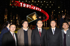 國家質(zhì)檢總局副局長支樹平（右三）在中央電視臺演播大廳2010年“3.15晚會”直播現(xiàn)場與中國質(zhì)量檢驗協(xié)會會員工作部主任楊曉東（右二）、防偽中心主任王成村（右一）、會員工作部副主任劉輝（左二）、會員工作部副主任王劍（左一）等協(xié)會工作人員代表合影留念