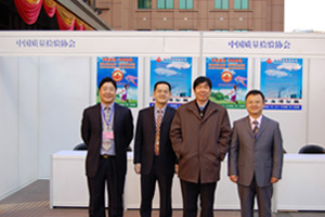 支樹平副局長在咨詢現(xiàn)場接受企業(yè)代表的質量誠信宣言。