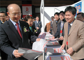 支樹平副局長在咨詢現(xiàn)場閱示中國質(zhì)量檢驗(yàn)協(xié)會(huì)編輯發(fā)放的《3.15消費(fèi)知識(shí)·名優(yōu)企業(yè)宣傳手冊(cè)》。
