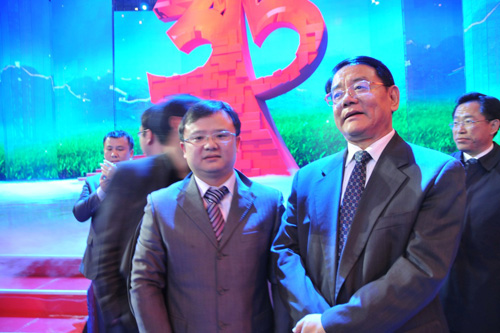國家質(zhì)檢總局副局長劉平均在中央電視臺演播大廳 2012年3.15晚會直播現(xiàn)場與中國質(zhì)量檢驗協(xié)會企業(yè)工作部副主任王劍合影留念。