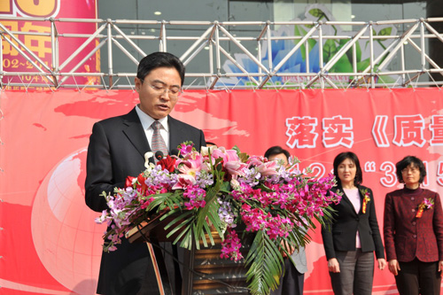 國家質(zhì)檢總局辦公廳副主任、中國質(zhì)量檢驗協(xié)會副理事長劉洪生在活動現(xiàn)場發(fā)布2012年皮鞋、衛(wèi)生巾兩類消費品產(chǎn)品質(zhì)量國家監(jiān)督抽查結(jié)果和2011年汽車產(chǎn)品缺陷信息投訴基本情況。