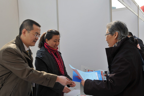 中國質(zhì)量檢驗協(xié)會企業(yè)工作部副主任王秀果在2012年3.15咨詢活動現(xiàn)場向消費者介紹中國質(zhì)量檢驗協(xié)會編印的宣傳資料。